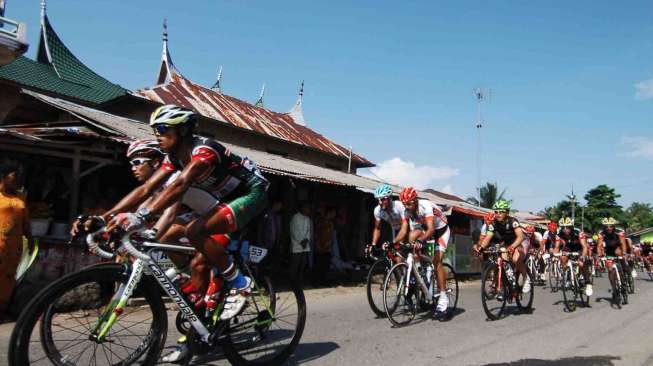 Etape pertama Padang Pariaman-Pariaman pada Tour de Singkarak 2014 di Sumatera Barat, Sabtu (7/6). [Antara/Iggoy el Fitra]