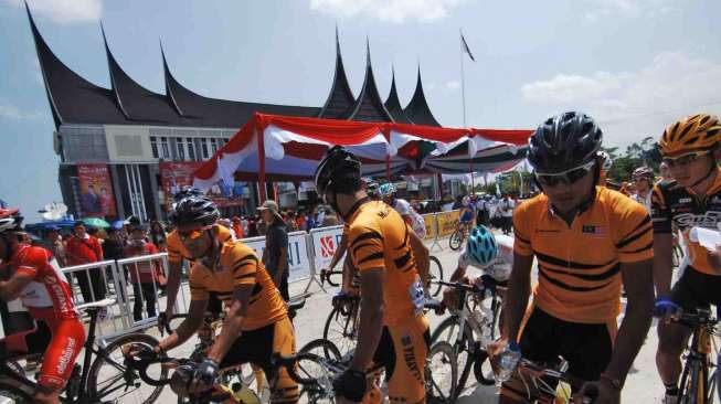 Etape pertama Padang Pariaman-Pariaman pada Tour de Singkarak 2014 di Sumatera Barat, Sabtu (7/6). [Antara/Iggoy el Fitra]