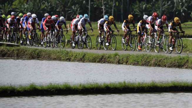 Etape pertama Padang Pariaman-Pariaman pada Tour de Singkarak 2014 di Sumatera Barat, Sabtu (7/6). [Antara/Wahyu Putro A]