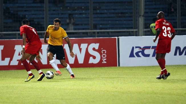 Aksi Luis Figo mendribble bola di stadion Gelora Bung Karno, Sabtu (7/6/2014). (suara.com/Adrian Mahakam)