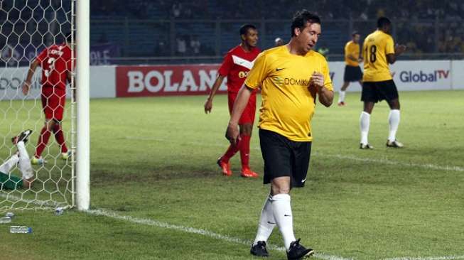 Mantan penyerang Liverpool, Robbie Fowler merayakan gol ke gawang Indonesia Legends. (suara.com/Adrian Mahakam)