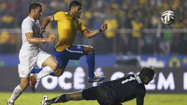 Pertandingan uji coba antara Brasil dan Serbia di ajang Piala Dunia, di Morumbi, Sao Paulo , Sabtu (7/6). [Reuters/Paulo Whitaker] 