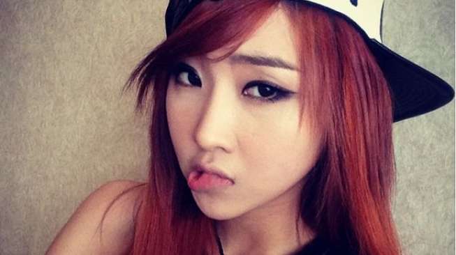 Minzy Mundur dari Girlband 2NE1