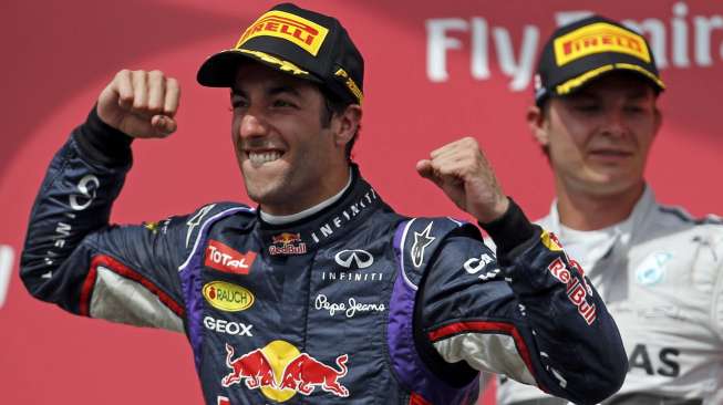 Pebalap Red Bull Daniel Ricciardo merayakan kemenangan perdananya pada GP Kanada, (6/8). (Reuters/Mathieu Belanger)