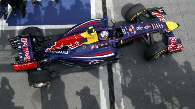 Pebalap Formula Satu dari tim Red Bull Daniel Ricciardo menembus garis finis di GP Kanada, (8/6). (Reuters/Chris Wattie)