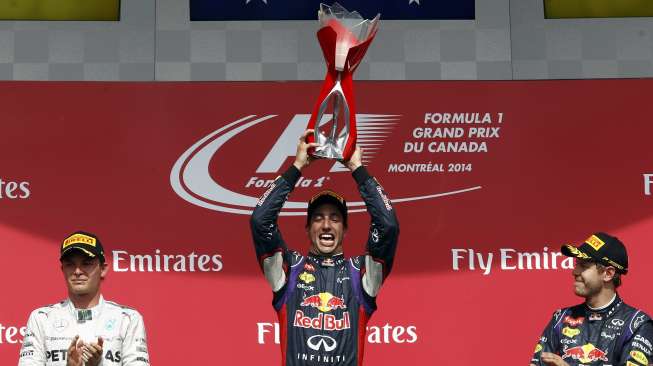 Pebalap Red Bull Daniel Ricciardo merayakan kemenangan perdananya pada GP Kanada, (6/8). (Reuters/Mathieu Belanger)