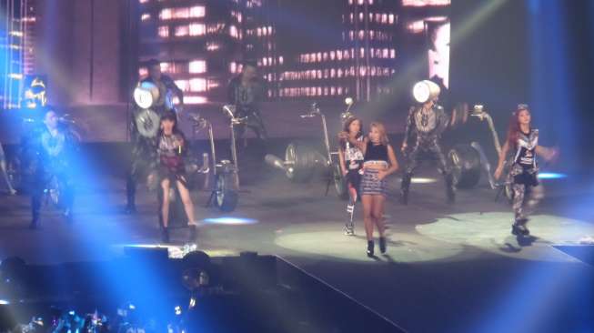 "2NE1" Borong Oleh-oleh dari Blackjacks Indonesia