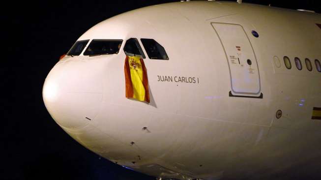 Timnas Spanyol, juara Piala Dunia 2010 tiba di bandara internasional Curitiba, Minggu (8/6). [Reuters/Rodolfo Buhrer] 