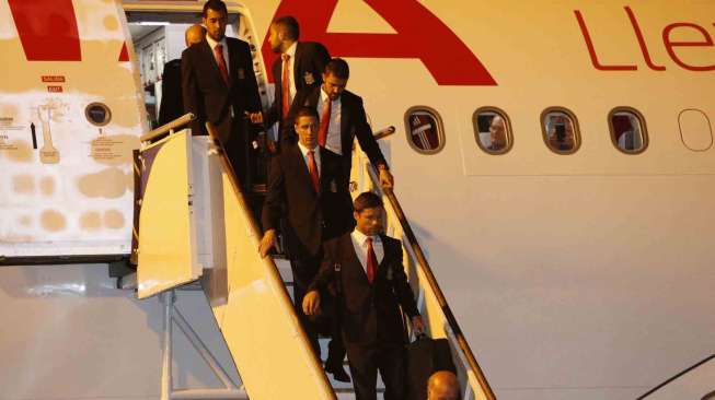 Timnas Spanyol, juara Piala Dunia 2010 tiba di bandara internasional Curitiba, Minggu (8/6). [Reuters/Rodolfo Buhrer] 