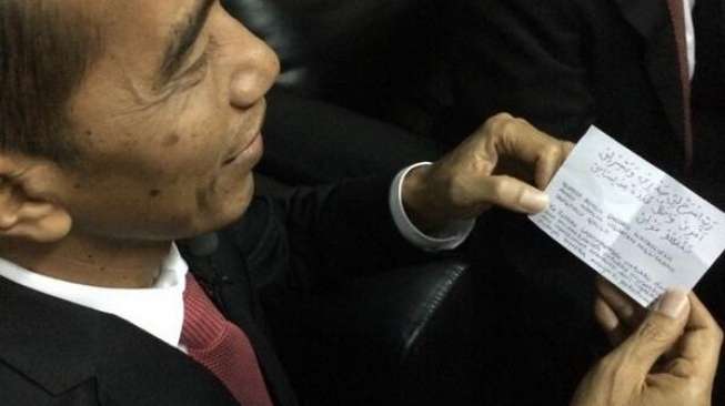 Ini Kertas yang Menyembul di Balik Jas Jokowi