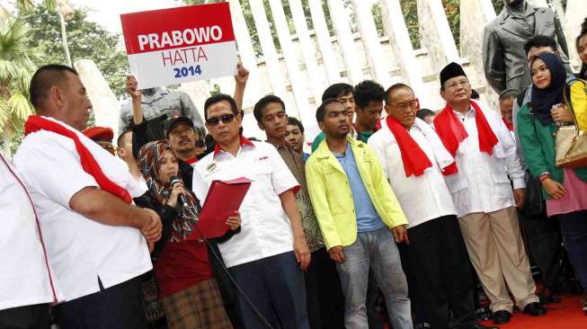 Deklarasi puluhan organisasi kemasyarakatan yang tergabung dalam Relawan Merah Putih Sejati mendukung capres-cawapres Prabowo-Hatta memimpin Indonesia untuk periode 2014-2019 di Tugu Proklamasi, Jakarta, Selasa (10/6). [suara.com/Adrian Mahakam]