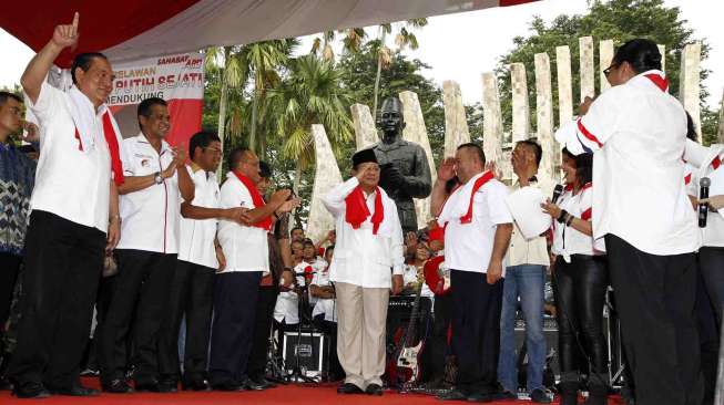 Deklarasi puluhan organisasi kemasyarakatan yang tergabung dalam Relawan Merah Putih Sejati mendukung capres-cawapres Prabowo-Hatta memimpin Indonesia untuk periode 2014-2019 di Tugu Proklamasi, Jakarta, Selasa (10/6). [suara.com/Adrian Mahakam]