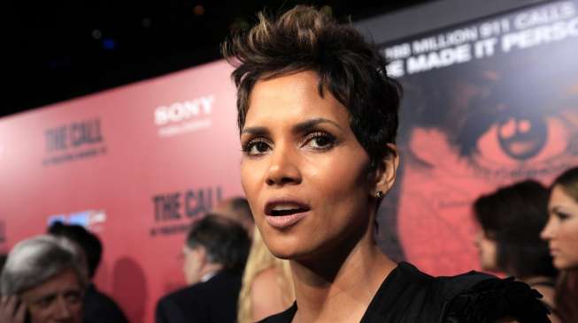 Serang Paparazzi, Suami Halle Berry Digugat Rp6,8 M