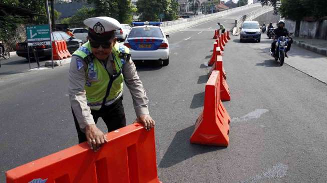 Uji coba pemberlakuan satu arah Jalan Layang Non Tol Antasari-Blok M mulai pukul 05.00 WIB hingga pukul 09.30 WIB, Jakarta, Selasa (10/6). [suara.com/Adrian Mahakam]