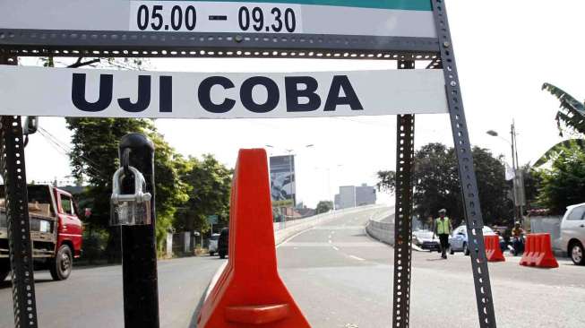 Uji coba pemberlakuan satu arah Jalan Layang Non Tol Antasari-Blok M mulai pukul 05.00 WIB hingga pukul 09.30 WIB, Jakarta, Selasa (10/6). [suara.com/Adrian Mahakam]