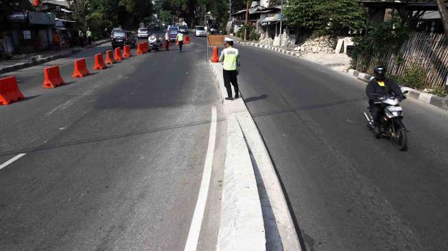 Uji coba pemberlakuan satu arah Jalan Layang Non Tol Antasari-Blok M mulai pukul 05.00 WIB hingga pukul 09.30 WIB, Jakarta, Selasa (10/6). [suara.com/Adrian Mahakam]