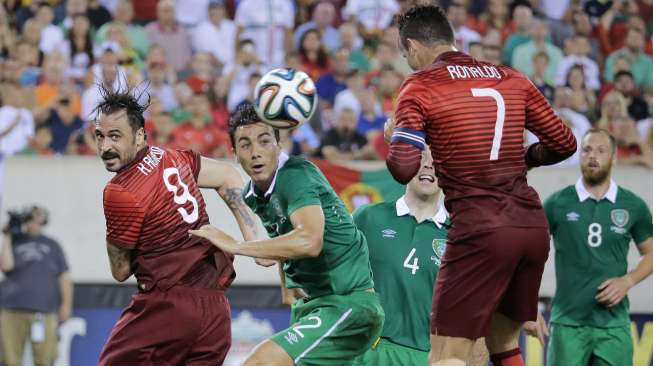 Kapten Portugal, Cristiano Ronaldo gagal membuat gol ke gawang Irlandia setelah sundulannya membentur pemain lawan.  Dalam laga ujicoba Samba 2014 ini, Portugal tekuk Irlandia 5-1. ( REUTERS/Ray Stubblebine)