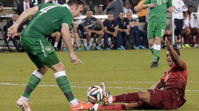 Pemain Portugal, Nani, protes karena dijatuhkan pemain Irlandia. Dalam laga ujicoba Samba 2014 ini, Portugal tekuk Irlandia 5-1. ( REUTERS/Ray Stubblebine)