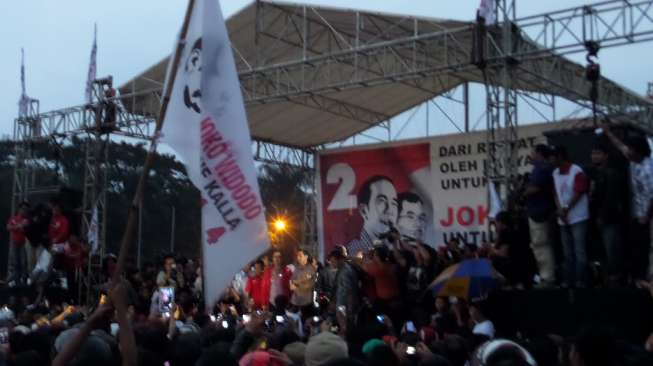 Jokowi Sudahi Kampanye di Bandung dengan Acungkan Dua Jari 