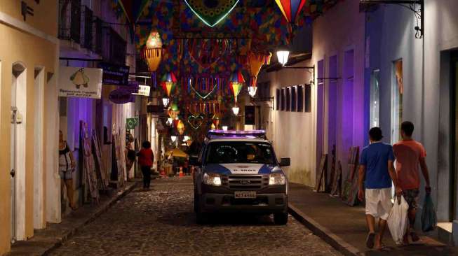 Suasana jalan jelang pembukaan Piala Dunia 2014, di Pelourinho, Salvador, Brasil, Rabu (12/6). [Reuters/Marcos Brindicci]