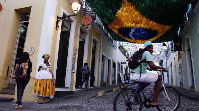 Suasana jalan jelang pembukaan Piala Dunia 2014, di Pelourinho, Salvador, Brasil, Rabu (12/6). [Reuters/Marcos Brindicci]