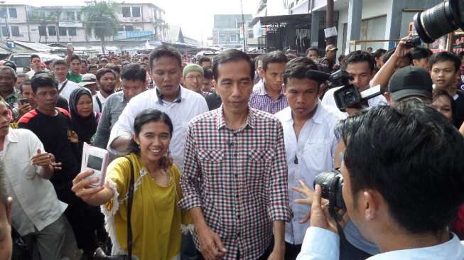 Tak Jadi Masuk Pasar Cikurubuk, Jokowi Ditahan di Tepi Jalan