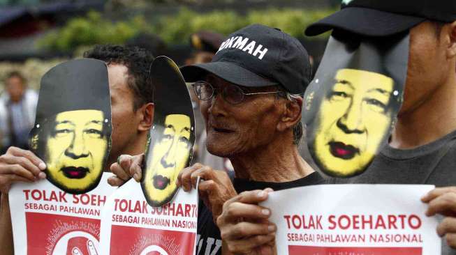 Yayasan Penelitian Korban Pembunuhan 1965/1966 (YPKP 65) berunjuk rasa di depan gedung Mahkamah Konstitusi dan Istana Negara Jakarta, Kamis (12/6). [suara.com/Adrian Mahakam]