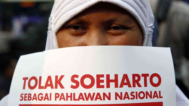 Yayasan Penelitian Korban Pembunuhan 1965/1966 (YPKP 65) berunjuk rasa di depan gedung Mahkamah Konstitusi dan Istana Negara Jakarta, Kamis (12/6). [suara.com/Adrian Mahakam]