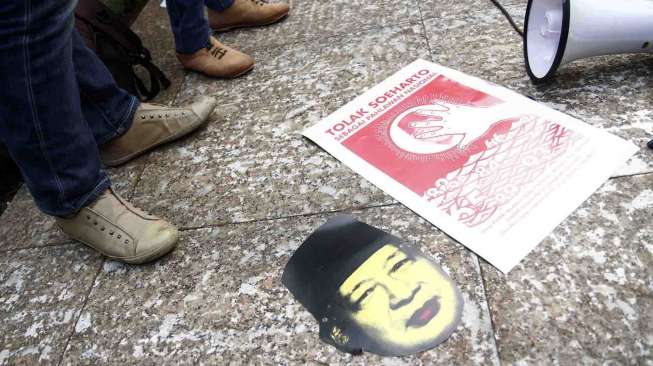 Yayasan Penelitian Korban Pembunuhan 1965/1966 (YPKP 65) berunjuk rasa di depan gedung Mahkamah Konstitusi dan Istana Negara Jakarta, Kamis (12/6). [suara.com/Adrian Mahakam]
