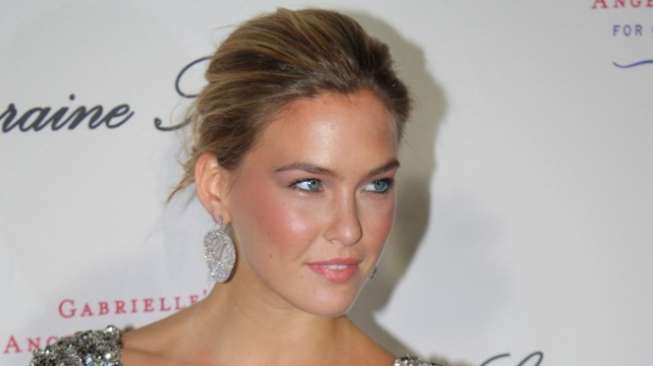 Ajak Mick Jagger Dansa, Bar Refaeli Diputusin Pacar