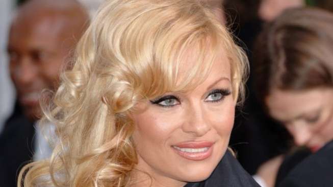 Pamela Anderson Diminta Ungkap Nama Pemerkosanya