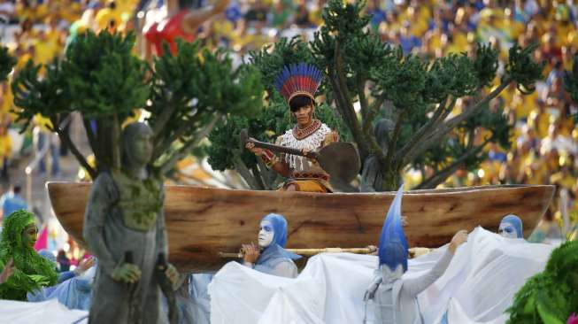 Para penampil upacara pembukaan Piala Dunia 2014 di Stadion Corinthians, Sao Paulo, (12/6). (Reuters/Damir Sagolj)