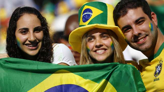 Sejumlah fans timnas Brasil menghadiri upacara pembukaan Piala Dunia 2014 di Stadion Corinthians, Sao Paulo, (12/6). (Reuters/Damir Sagolj)