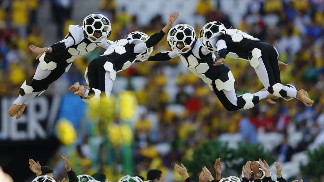 Para penampil upacara pembukaan Piala Dunia 2014 di Stadion Corinthians, Sao Paulo, (12/6). (Reuters/Ivan Alvarado)