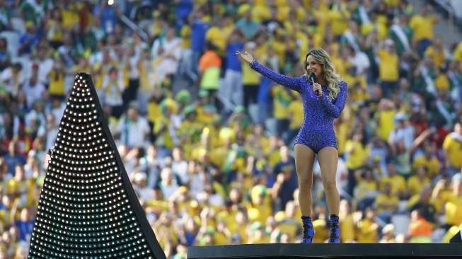 Claudia Leitte tampil di pembukaan Piala Dunia 2014, di Sao Paulo. (Reuters/Kai Pfaffenbach)