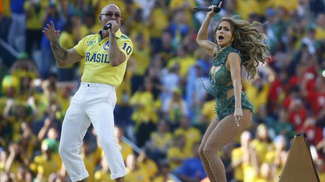 Jennifer Lopez dan Pitbull, tampil di pembukaan Piala Dunia 2014, di Sao Paulo. (Reuters/Kai Pfaffenbach)