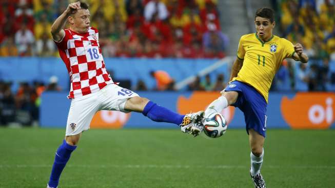 Pemain Kroasia Ivoca Olic berebut bola dengan Pemain Brasil Oscar dalam laga pembuka Piala Dunia di Stadion Corinthians, Sao Paulo, (12/6). (Reuters/Kai Pfaffenbach)