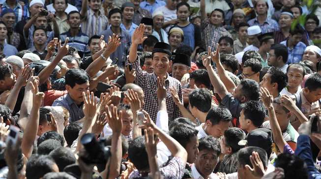 Kampanye Capres nomer urut dua Joko Widodo di Cilacap, Jawa Tengah, Jumat (13/6). [Antara/Widodo S. Jusuf]