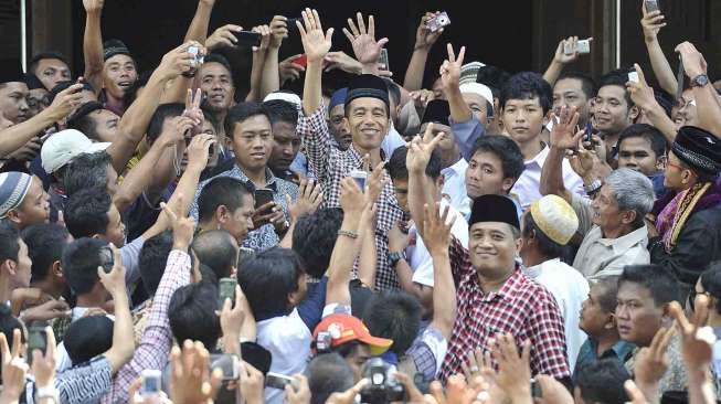 Kampanye Capres nomer urut dua Joko Widodo di Cilacap, Jawa Tengah, Jumat (13/6). [Antara/Widodo S. Jusuf]