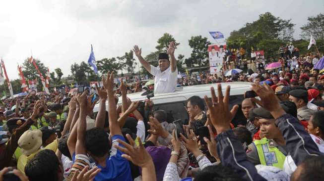 Kampanye Capres nomer urut satu Prabowo Subianto di Lapangan Dolog, Subang, Jabar, Jumat (13/6). [Antara/Prasetyo Utomo]