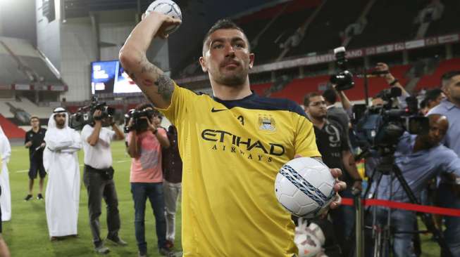 Kolarov Perpanjang Kontrak di City 