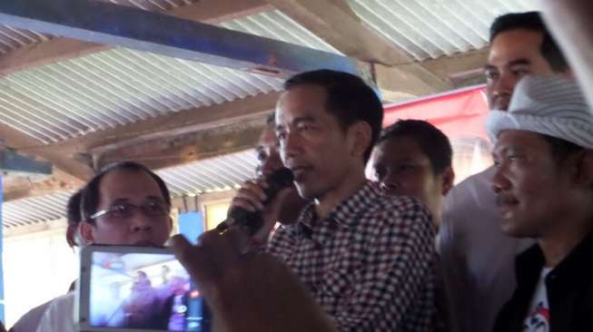  Kedatangan Jokowi di Pasar Cibitung Disambut Salam Dua Jari