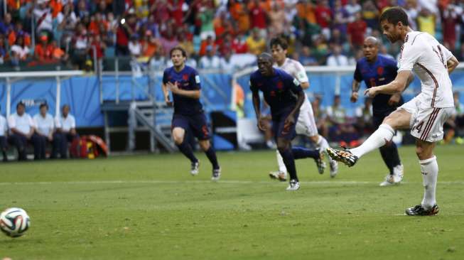 Pemain Spanyol Xabi Alonso mencetak gol ke gawang Belanda. (Reuters/Marcos Brindicci)