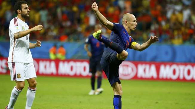 Arjen Robben melepaskan tembakkannya ke gawang Spanyol. (REUTERS/Tony Gentile)