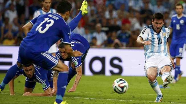 Lionel Messi saat bertanding melawan Bosnia, di Maracana stadium, Rio de Janeiro, Minggu (15/6). [REUTERS/ Michael Dalder]