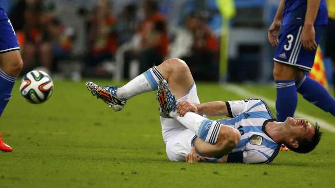 Lionel Messi saat bertanding melawan Bosnia, di Maracana stadium, Rio de Janeiro, Minggu (15/6). [REUTERS/ Michael Dalder]