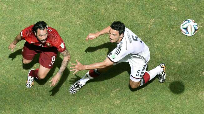 Pesepak bola Portugal, Hugo Almeida (kiri) berebut bola dengan pesepak bola Jerman, Mats Hummels di Fonte Nova arena, di Salvador, Minggu (16/6). [Reuters/Francois Marit]