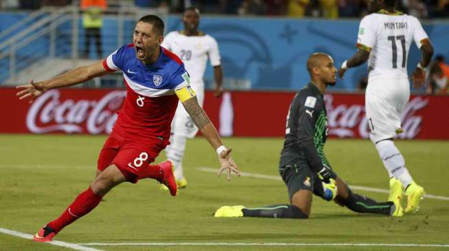 Clint Dempsey usai mencetak gol dalam pertandingan antara Amerika Serikat dengan Ghana di Dunas arena, di Natal, Minggu (16/6). [Reutres/Brian Snyder