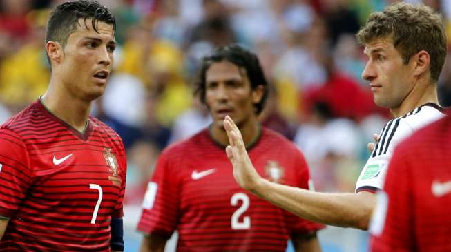 Cristiano Ronaldo (7) dan Thomas Mueller saling beradu argumen saat di lapangan, Senin (16/6/2014). [Reuters/Jorge Silva]