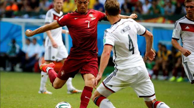 Hadangan pemain Jerman terhadap bintang Portugal, Cristiano Ronaldo (tengah), dalam pertandingan Senin (16/6/2014). [Reuters/Jorge Silva]